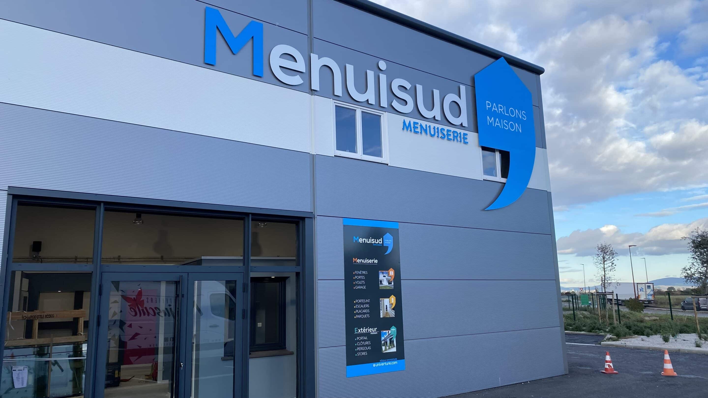 Menuisud-Clermont-Herault-Magasin-scaled